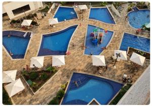 uitzicht op een groot zwembad met blauw water bij PARK VEREDAS Flat 707 in Rio Quente