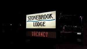 - un panneau indiquant un pavillon de signalisation la nuit dans l'établissement Stonebrook Lodge, à Cherokee