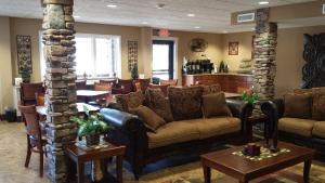 une salle d'attente avec des canapés et des tables ainsi qu'une cuisine dans l'établissement Stonebrook Lodge, à Cherokee