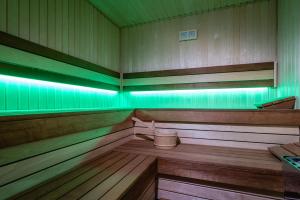 a empty sauna with a bucket in the middle at Apartmánový Hotel HREBIENOK RESORT in Vysoké Tatry