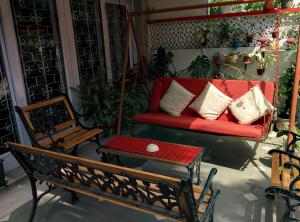 Uma área de estar em Delhi Bed and Breakfast