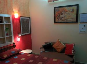 Cama ou camas em um quarto em Delhi Bed and Breakfast