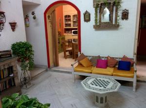 Uma área de estar em Delhi Bed and Breakfast