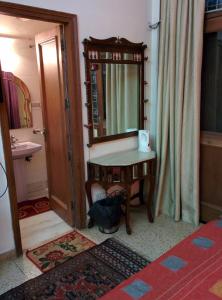 Cama ou camas em um quarto em Delhi Bed and Breakfast