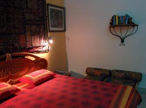 Cama ou camas em um quarto em Delhi Bed and Breakfast