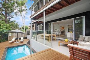 A piscina localizada em Large Tugun Modern House minutes to the beach ou nos arredores