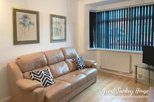 Great Sankey Serviced Accommodation tesisinde bir oturma alanı