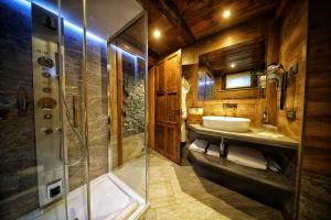 a bathroom with a tub and a sink and a shower at Café Quinson Relais de Charme in Morgex