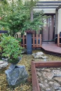 Taman di luar Zen Guest House - Museu do Bonsai