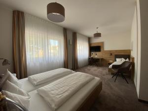 Giường trong phòng chung tại Hotel-Pension Scharl am Maibaum