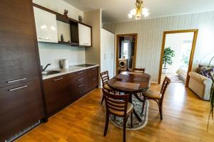 Кухня или кухненски бокс в Ramaus Poilsio Apartamentai