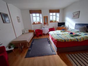 1 Schlafzimmer mit 2 Betten, einem Sofa und einem Tisch in der Unterkunft Penzión Evka in Poprad