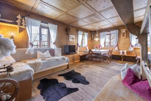 een slaapkamer met een bed en een tafel in een kamer bij Gemangerhof in Bressanone