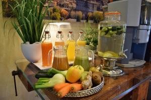 una mesa con una cesta de frutas y hortalizas y zumo en Hotel Borgo Brianteo, en Ponte San Pietro