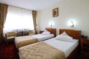 A bed or beds in a room at Hotel Moldova