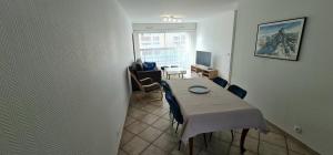 um quarto com uma mesa e cadeiras e uma sala de jantar em Appartement CITY CENTER-SALLANCHES em Sallanches