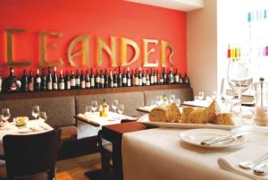 un comedor con una mesa con botellas de vino en Vienna House by Wyndham Thüringer Hof Eisenach, en Eisenach