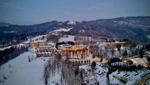 eine Luftansicht eines Resorts im Schnee in der Unterkunft Krokus in Wisła