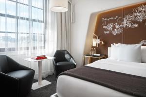 ein Hotelzimmer mit einem Bett und einem Stuhl in der Unterkunft Hotel Washington in Washington