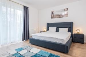 - une chambre avec un lit et une grande fenêtre dans l'établissement Snagov Flat, à Oradea