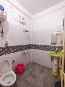 uma casa de banho com um WC e um lavatório em Raahi Stay, Landing site Bir - Stay & Cafe em Bir