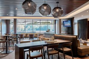 een restaurant met tafels en stoelen en een bar bij SpringHill Suites by Marriott Austin North in Austin