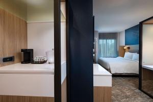 een hotelkamer met een bed en een badkamer bij SpringHill Suites by Marriott Austin North in Austin