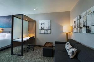 een hotelkamer met een bed, een bank en een bureau bij SpringHill Suites by Marriott Austin North in Austin