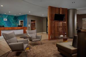 una hall con sedie, tavolo e TV di SpringHill Suites by Marriott Baton Rouge North / Airport a Baton Rouge