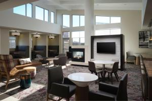 Residence Inn by Marriott Grand Rapids Airport में टेलीविजन और/या मनोरंजन केंद्र