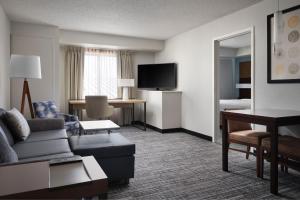 Residence Inn by Marriott Grand Rapids Airport में टेलीविजन और/या मनोरंजन केंद्र