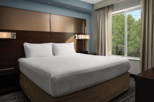 Residence Inn by Marriott Grand Rapids Airport में एक कमरे में एक या कई बेड