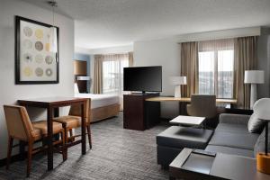 Residence Inn by Marriott Grand Rapids Airport में टेलीविजन और/या मनोरंजन केंद्र