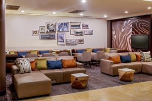 Khu vực ghế ngồi tại Delta Hotels by Marriott Chesapeake Norfolk