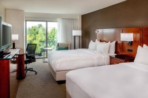 Giường trong phòng chung tại Delta Hotels by Marriott Chesapeake Norfolk