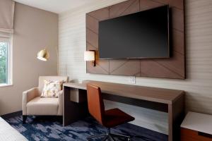 Uma TV ou centro de entretenimento em Fairfield Inn & Suites By Marriott Louisville Northeast