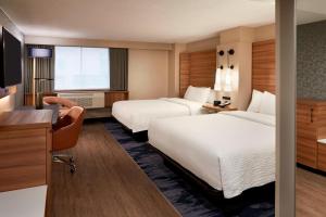 Giường trong phòng chung tại Fairfield Inn by Marriott Montreal Downtown