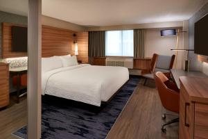 Giường trong phòng chung tại Fairfield Inn by Marriott Montreal Downtown