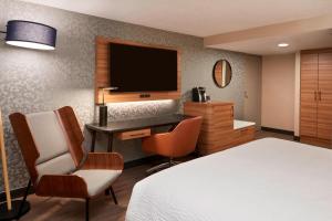 Giường trong phòng chung tại Fairfield Inn by Marriott Montreal Downtown