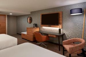 Giường trong phòng chung tại Fairfield Inn by Marriott Montreal Downtown