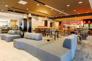 Un lugar para sentarse en Courtyard by Marriott Dallas Arlington South