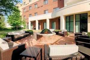 Un lugar para sentarse en Courtyard by Marriott Dallas Arlington South