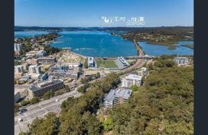 Vue aérienne d'une ville et d'une masse d'eau dans l'établissement Gracious 1930s Art Deco House, à Gosford