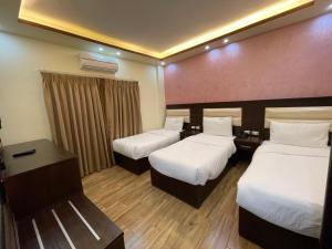 Giường trong phòng chung tại Petra Sofsaf Hotel