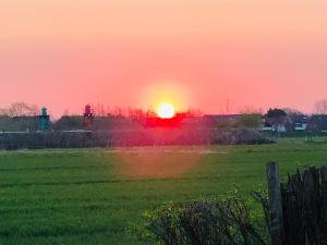 Guesthouse – auringonlasku tai auringonnousu majoituspaikasta nähtynä