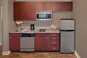 Una cocina o kitchenette en TownePlace Suites by Marriott Albany Downtown/Medical Center