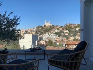 balcone con 2 sedie e tavolo con vista di Les Balcons du Roucas Blanc a Marsiglia