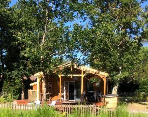 une cabane dans les bois avec une clôture dans l'établissement Chalet prestige au coeur du Bassin d'Arcachon, à La Teste-de-Buch