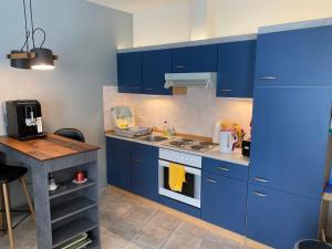 Kitchen o kitchenette sa FeWo Roland Ranft direkt am Kurpark Barrierearm 60qm