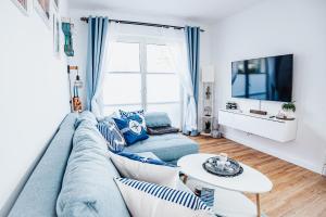 TV in/ali zabaviščno središče v nastanitvi Ferienwohnung Sunset bei Warnemünde